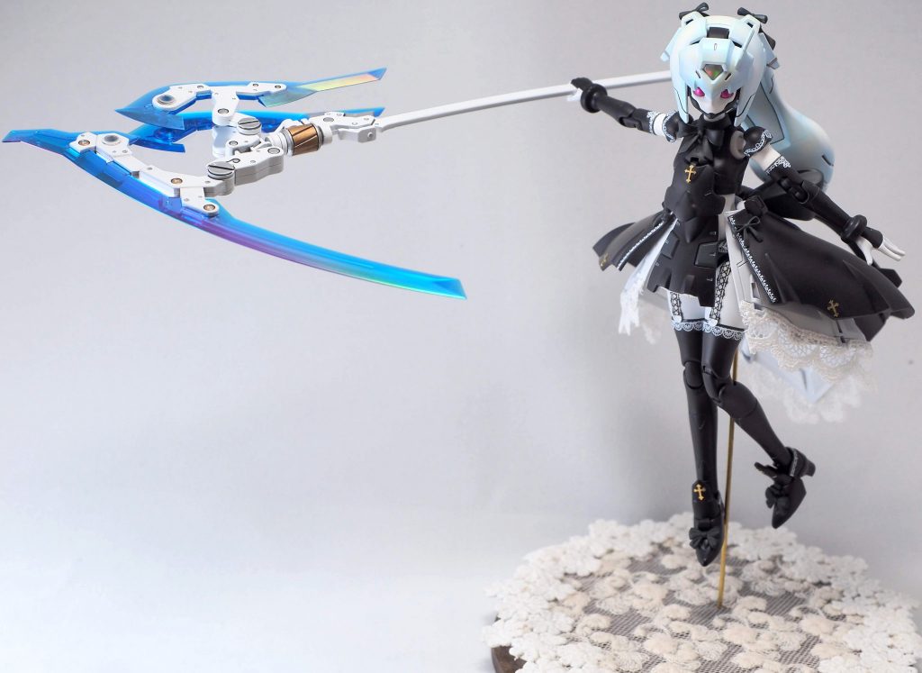武装モード!
やはりゴスロリさんの武装と言えば大鎌でしょう!
手首のフリルが武器と干渉するため持たせるときには外すことに。
台座部分はレースのコースターを利用して作成。