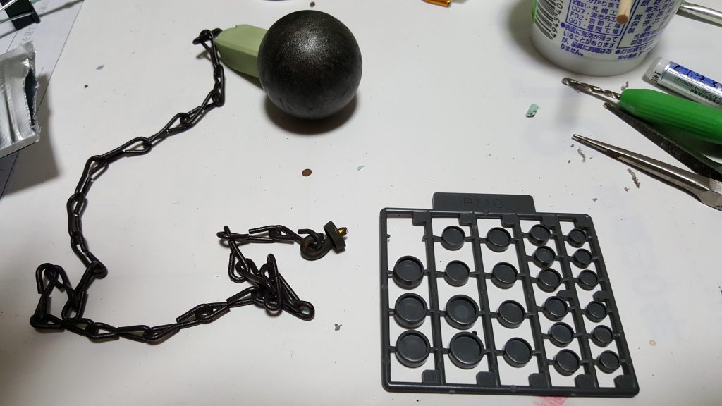 チェーンも百均のインテリア用品から。
ピンポン球は水溶きアクリルでダークグリーン→ガンダムマーカーのメタリックグレイ→あまり触れない部分に再度ダークグリーンを塗りました。