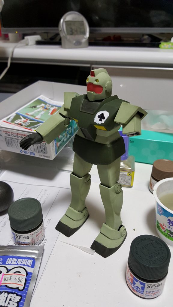 本体の基本塗装は水溶きアクリルでプロモデラーのブラスコウ/秋友さんのザクを参考に薄緑がスカイ、濃緑はオリーブグリーンで。
足はダークグリーン、目はポスカの赤。
胸のクローバーは油性マジックで手書きしました。