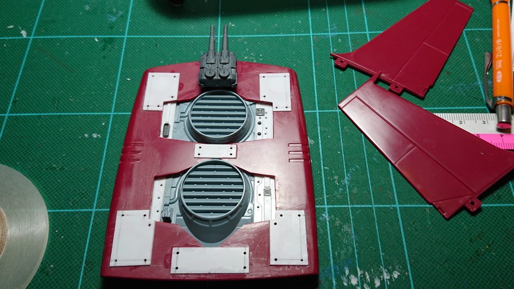 コトブキヤから、連装砲とディテールパーツを装着し、丸モールドを抜いた所。
連装砲に水平回転軸を入れようか方法を模索するも、今の技術力では難しいと判断し、断念しました。