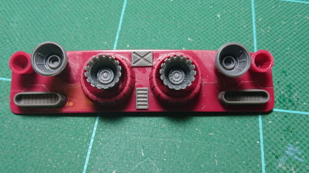 合計10基のスラスターノズルは面白味がないので、コトブキヤからノズルをいくつか投入して、ベクタードノズルを表現しました。