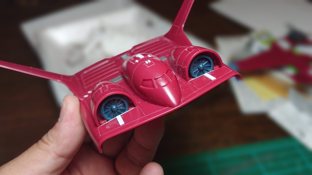 上部ユニットの改修。
こちらは、インテーク部のターボファンを量産型ズゴックの足裏スクリューを切り出してインストール。
ズゴックからうまく切り出せるつもりが、スクリュー裏にPC軸があるためスクリューだけを切り出せず。ズゴック足裏を生け贄にしてしまいました。パーツを取り寄せないと、ズゴックが完成しません…

ほか、ディテールはプラ板を貼りました。