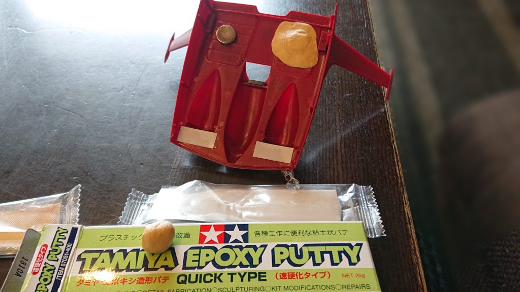 セリアのネオジム磁石をエポパテで仕込みます。