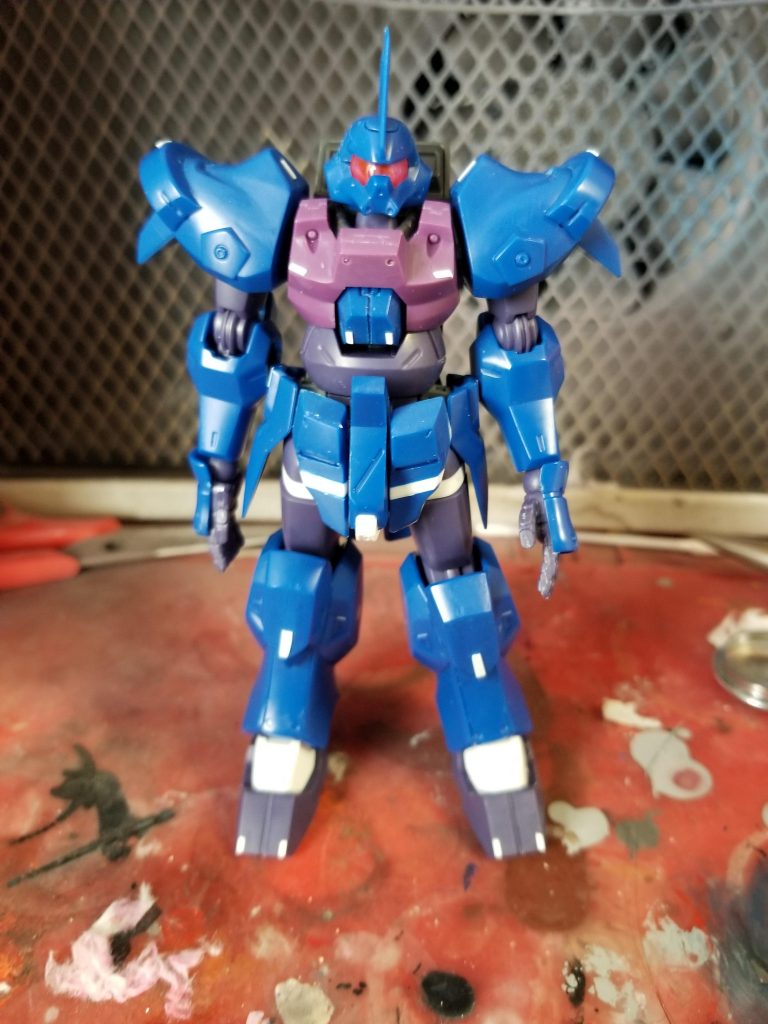 プラ板を使う練習として足とフロントアーマーを延長、各部にディテールを追加しています