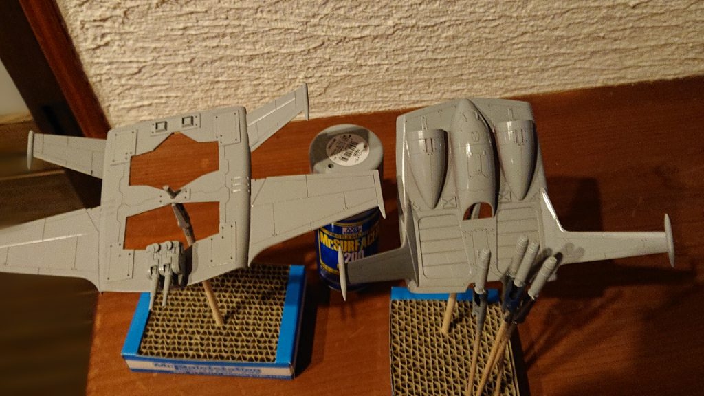 サフは1200番を使用しました。
旧キットは、洗浄してもなんだかベタつくので、サフで下地調整です。