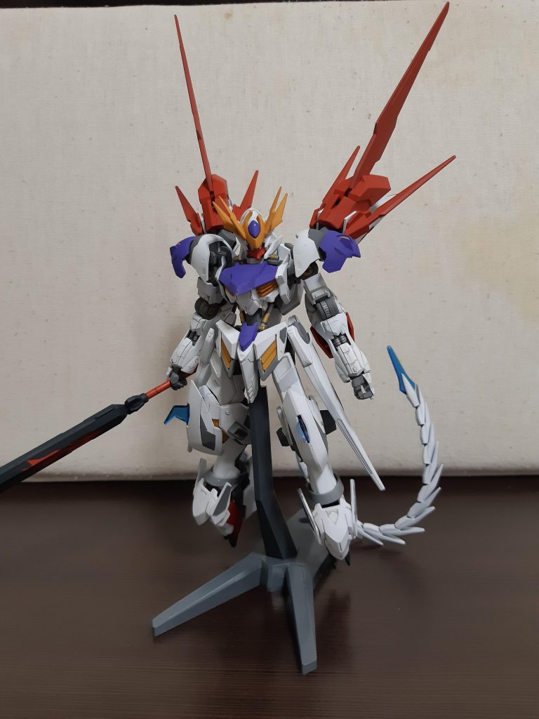 まずは安定の正面素立ちから。
タイトル通りルプスをベースに
アメイジングエクシアのバックパックと
煌・ギラーガの尻尾とその他パーツを拝借してルプスに組み付けただけの何とも中途半端なミキシングです。