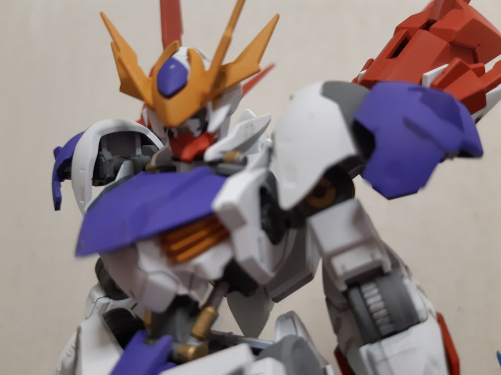 今回はエアブラシと筆塗りの全塗装なので事故がたくさん起こりました。
ラッカー塗料の性質によりプラが脆くなるのでちょっとした衝撃でもすぐに割れてしまいます。
一番ダメージを受けたのが頭部アンテナの中央部分。
見てわかる通り明らかに割れています。
どぅする事も出来なかったので
敢えて割れたまま残し天元突破風の頭部にしてみました。
コレ意外にも割れ多数
塗装剥がれがたくさんあります (ToT)