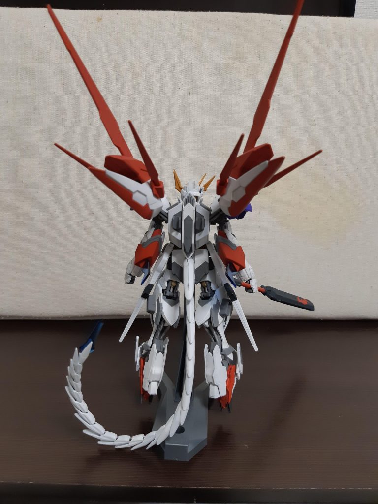 そして後ろ側。
バックパックが異様にデカくて違和感がありますがそこそこキレイに纏まったかな?とは思っています。
お気に入りポイントは煌・ギラーガのバックパックの一部パーツを膝アーマーにしているところです。
形状がルプスの膝にぴったりはまったので
内側からパテで接着しているだけです。