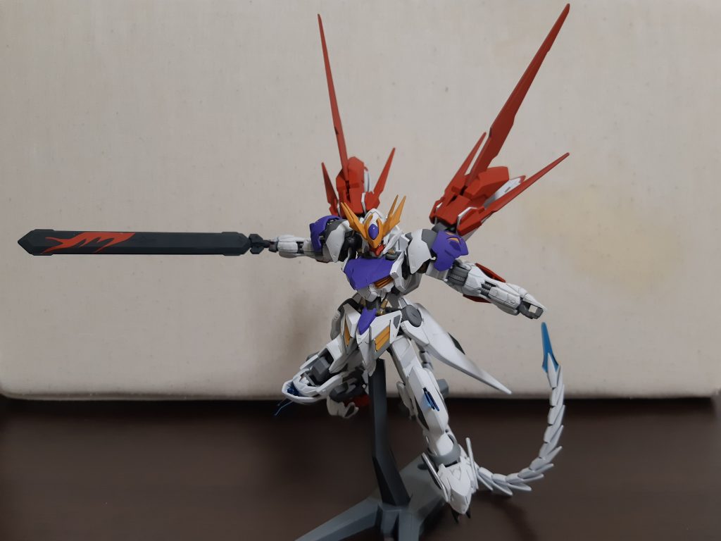 最後にポージング写真をパシャリ。
塗装剥がれが怖いのでポーズ写真はコレしか撮っていません。
ご了承下さい。
今回はミキシングと全塗装を同時に行った結果。
かなりの時間をかけて完成させたもののイマイチな出来になってしまいました。
昔の人は言いました。
失敗は成功のもと。
何度もトライ&エラーを繰り返しより良い物が作れると思うのでコレも良い勉強になりました。
直ぐには無理でしょうが
また、投稿したいと思うので次回もよろしくお願いします。
それでは
ガンダムバルバトスルプスの紹介でした。
ありがとうございました。