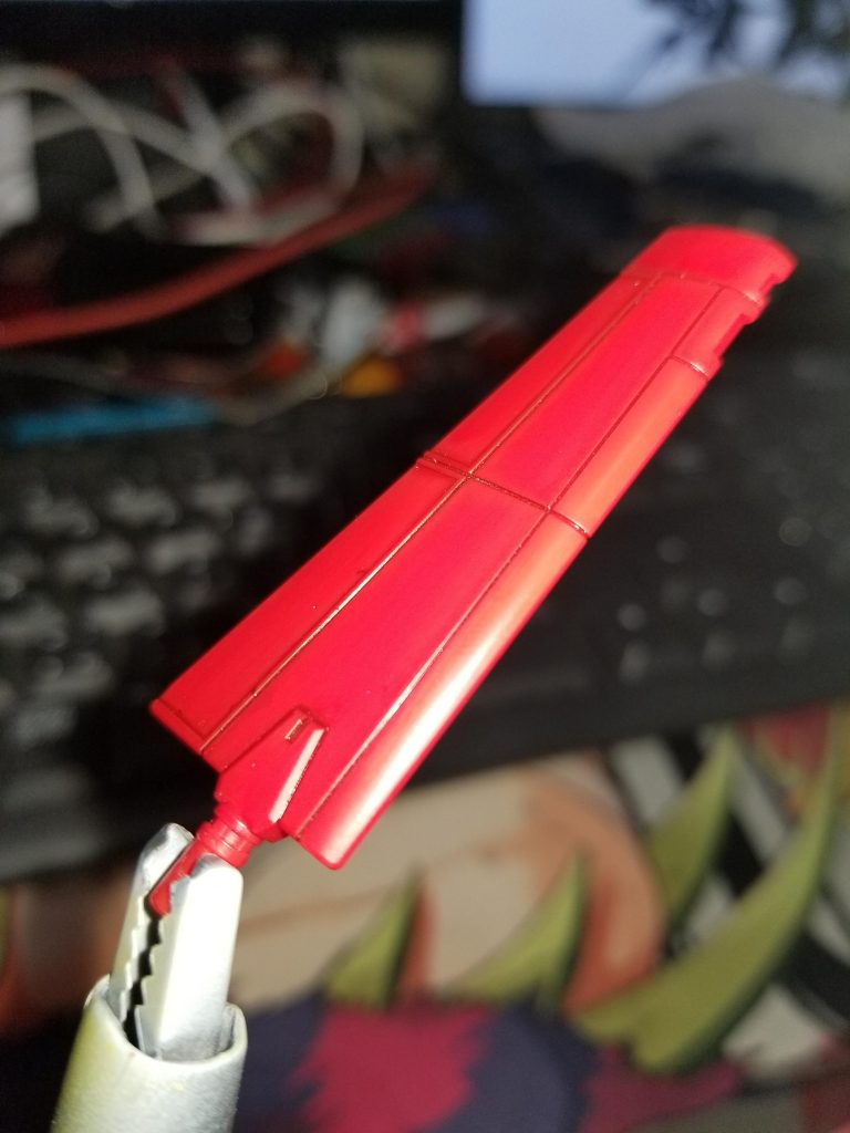 ここから作業工程。
まずは失敗を恐れて元から赤いパーツに一連の作業を。
スミイレの黒がいつもよりやや抑えめなのを確認して他のパーツへ移りました。