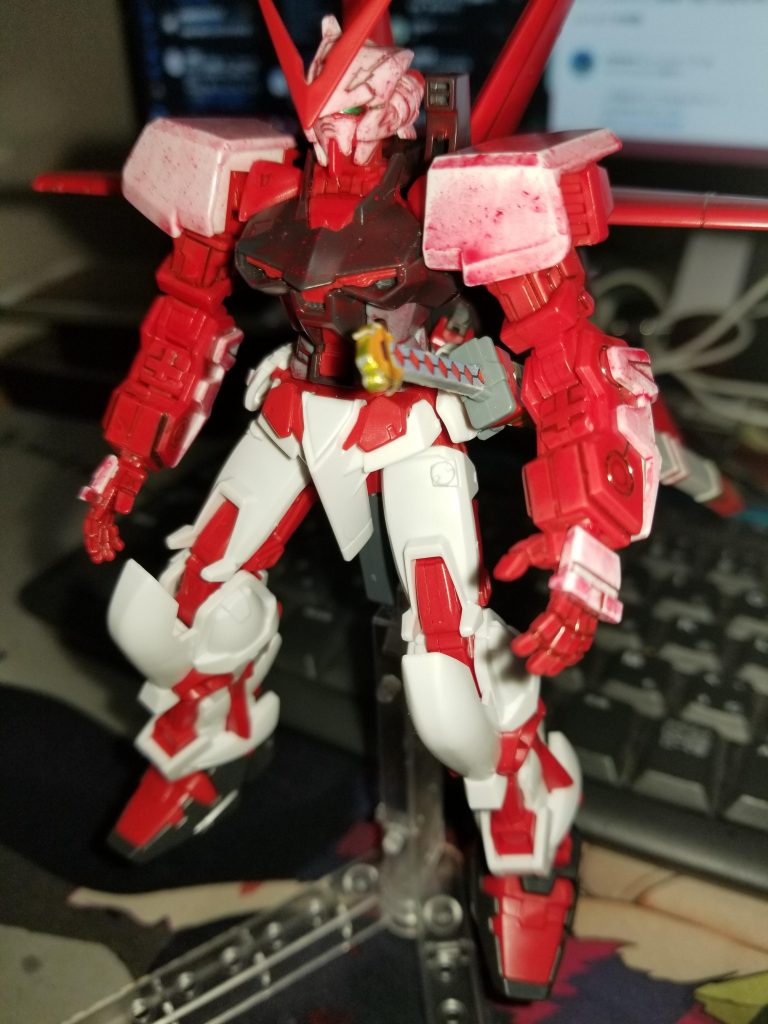 というわけでパパっと上半身+フライトユニットに作業をしました。
テキストでかじった知識+初めての作業でかなーり部品ごとにばらつきが生まれました。特に肩。
とはいえ初めてなので全体がどうなるのかわからない以上はそのままがいいと思って進めました。
もちろんくみ上げ後も修正はしてません。
たぶんこういうのを味っていうんじゃろ。
(それを無名のモデラーがやったって汚いだけである)