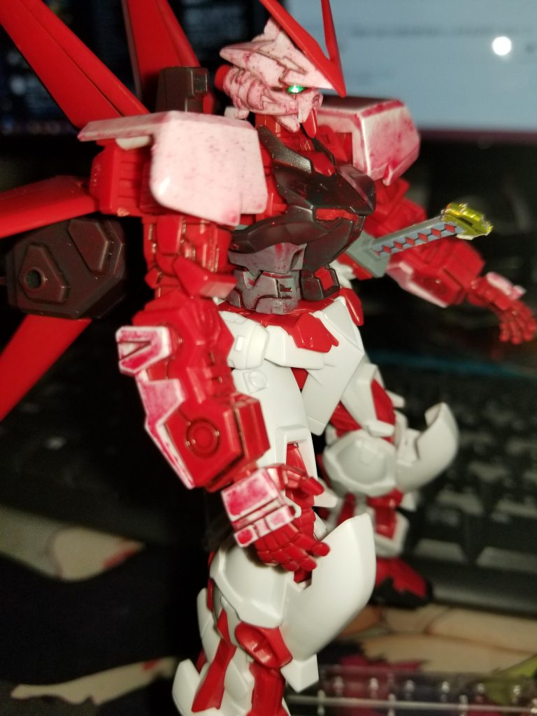 このアングルからだと肩の違いが如実かなと。
右肩はうっすらと赤が乗っていて、
左肩は飛沫を浴びたような広がり方をしてます。