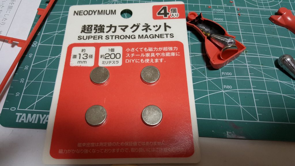都合良く？足首が一体成形なので磁石とオモリを入れました。磁石のみ両面テープで固定。