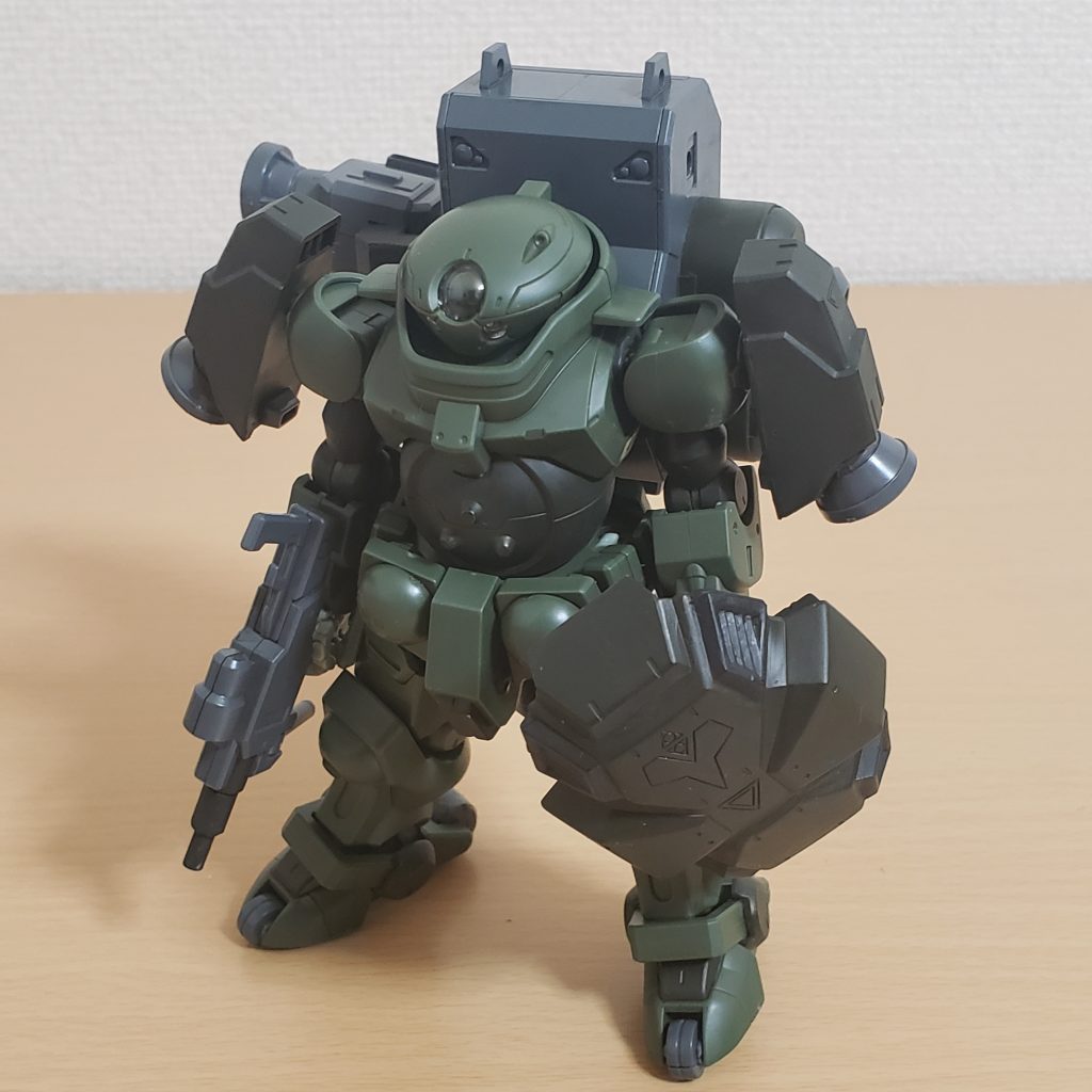 足についているローラーで機動性を確保。現実的には無理があってもゲームだからOK。
また、レッドベレーの足についている可動式の爪みたいなやつは止めてキットに通常のグリモアの足がついていたのでそちらを選択。