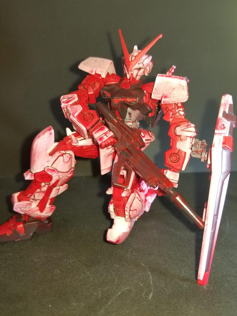 とまぁここまで悩んだことばーっかり書きましたが、ここからこのプラモの話。
#今回はスミイレ→赤でウォッシング→メラミンスポンジで軽くこする#
という作業を全体に施しました。
シールはツインアイだけです。