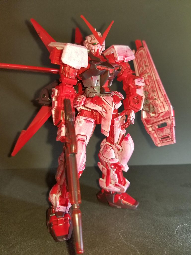 なんかウェザリングしたみたいだなーと思いましたが、どうやらウォッシングはウェザリングの技法のひとつらしいですね。
組みあがったあたりで知りました。
んじゃ赤でやったってなんかヘンなだけじゃん!?
黒青系とか、茶色系でやった方が善いやつじゃん!
って気持ちもありましたが、まぁこれはこれで見れるかなと思ったので結果オーライ。