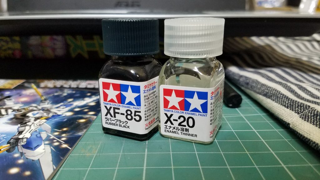 それと初めて装甲裏を塗ってみました。主に腰の部分は黒いです。簡単でお手軽でした。