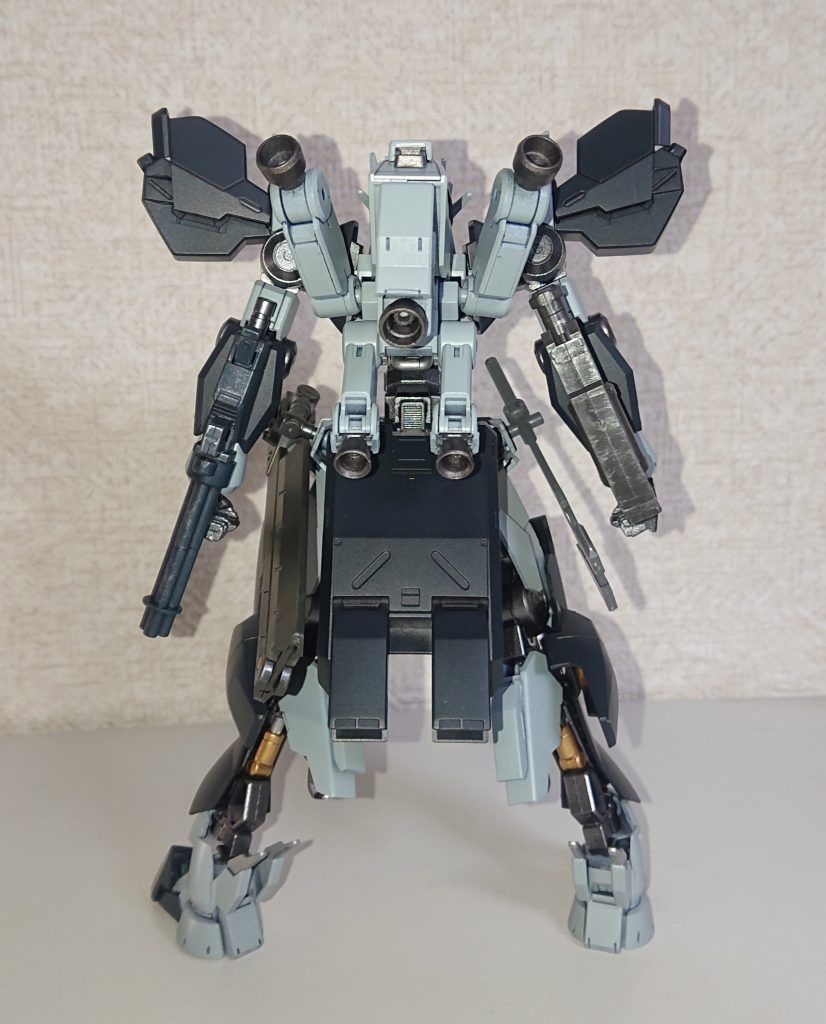 バックショット。
バックパックはシュヴァルベのものにアインの肩アーマー、アックスのマウント部にバーニアをつけてます。腰にはゲイレールのホバー、ふくらはぎにはMSGのシリンダーを追加。