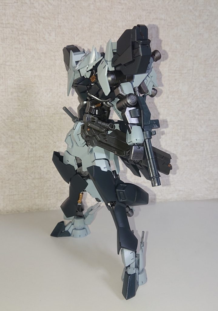 左から。
膝にはレギンレイズの腿アーマー、横にはジム3ビームマスターの余剰パーツを。左手にはガトリングを装備。