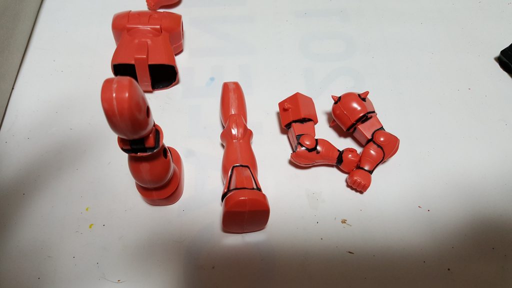 何度かポスカで塗ってますが(SDガンキャノン、FGザクⅡ)
ペン先が届かない箇所があり、今回から組立途中塗装前にガンダムマーカーやリアルタッチマーカーで陰を入れてます。