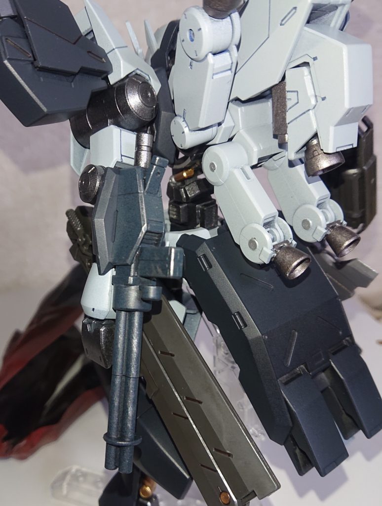 左腕部、パイルガトリング
こちらも牽制用で、回転速度はやや遅く弾数も少なめ。
パイルバンカーとジャンクで製作してます。