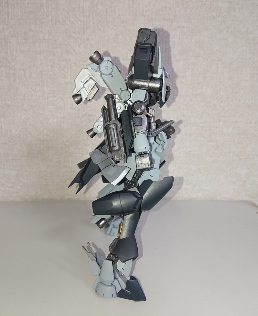 右から。
右手にはルプスのランチャーを。