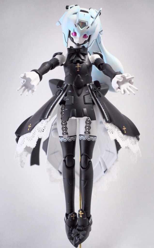 全身画像
スカートのレースは手芸屋で買った本物です。
ただしそのままだと柔らかすぎるため、ボンドを水に溶いた物を浸透させて固さを出してます。
黒は写真だと真っ黒に見えますが、少しブルーを混ぜてます。