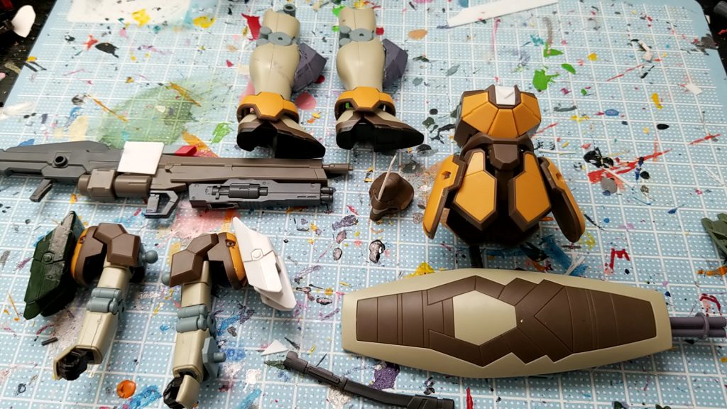 塗装前
ビームランチャーの銃身はジンクス
もう半分は紅ウェポン
スコープ部はフリーダムのレールガン
下部の2連マシンガンはキュリオス
それぞれを接着して隙間をプラ板で埋める
あとは本体にもプラ板で角を増やしたりなどなど