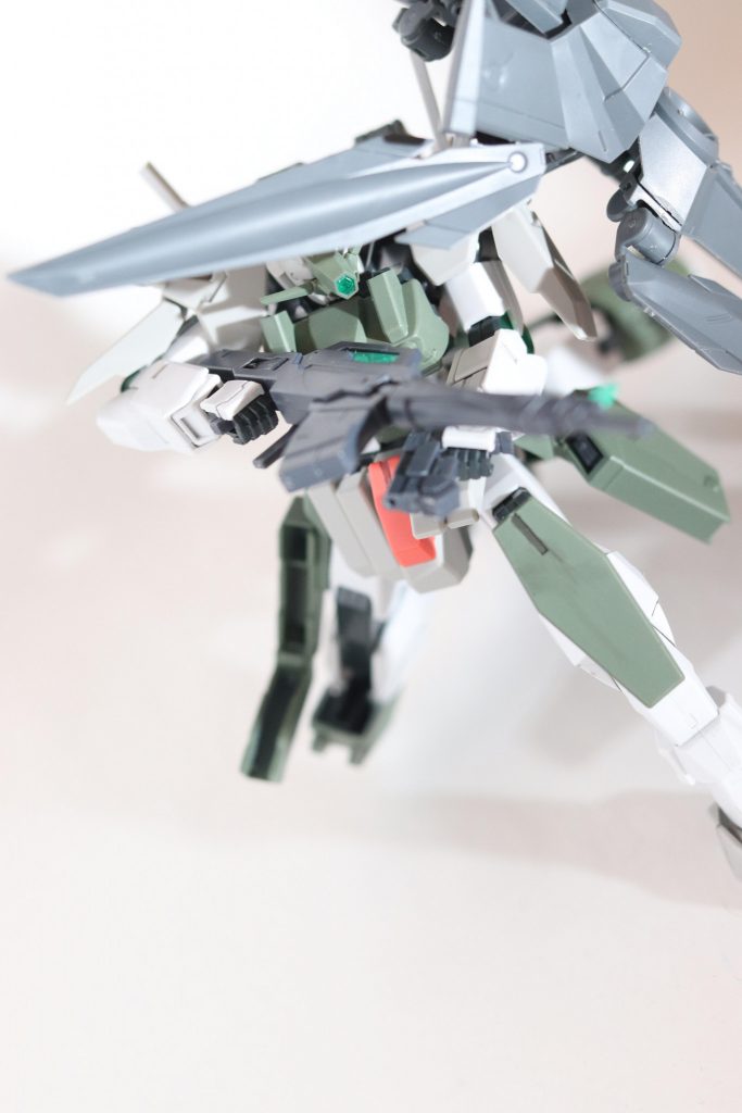 GNドライヴに加えて腰にGNコンデンサを追加しているので火力と機動性が向上しています。