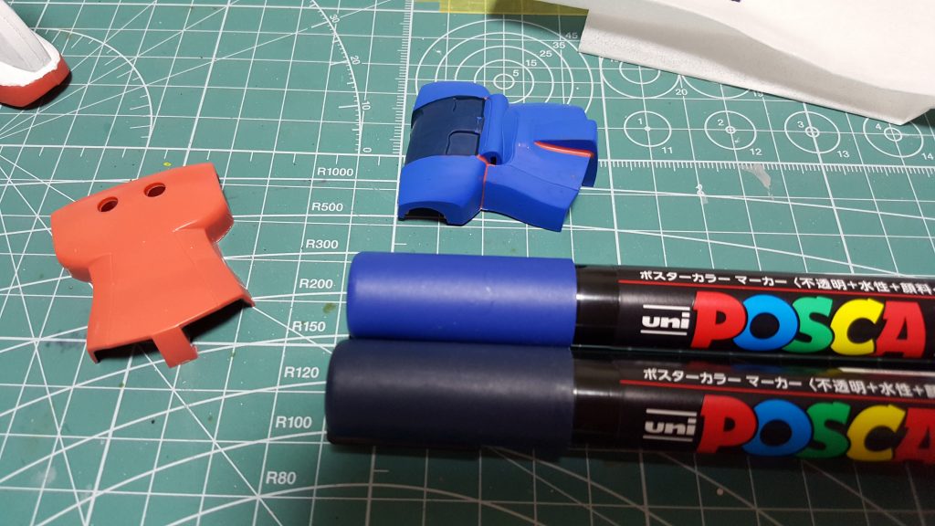 配色は学生の頃ゲーセンでしてた連邦vsジオンDXの鹵獲カラーVer.で。
胸、肘、ひざは初使用のネイビーブルー。
ムラは出ないけどポロポロ剥がれる( ；∀；)ﾅｹﾙﾈ