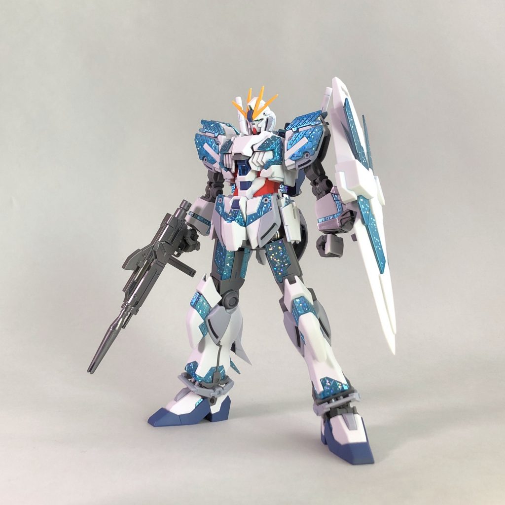 サイコフレームのホログラムチップが奇麗に光るよう撮影しました。