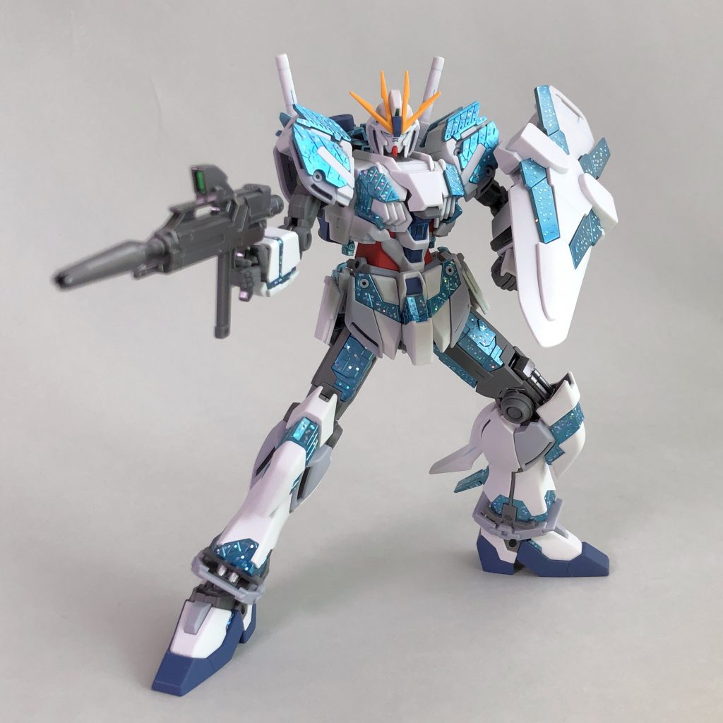 肘、膝、足首などの一部をメタリック塗装としアクセントをつけました。