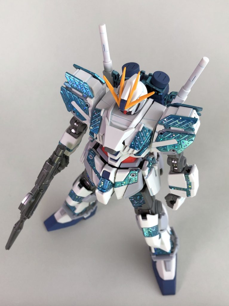 下地のターコイズメタリックと上に重ねたクリアーブルーでグラデーションになって、左右でサイコフレームの色が違って綺麗に撮れました。