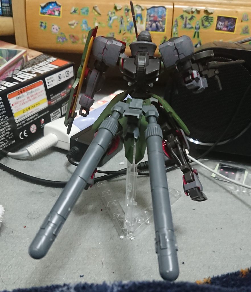 腰部には、2基のプロペラントタンクと2連スラスターを追加。左腕には、シールドと対MS戦用のソードを装備。性能は、EB-06 グレイズを凌駕するが、ピーキーな操作性であるため、エースパイロットでしか扱えなかった。