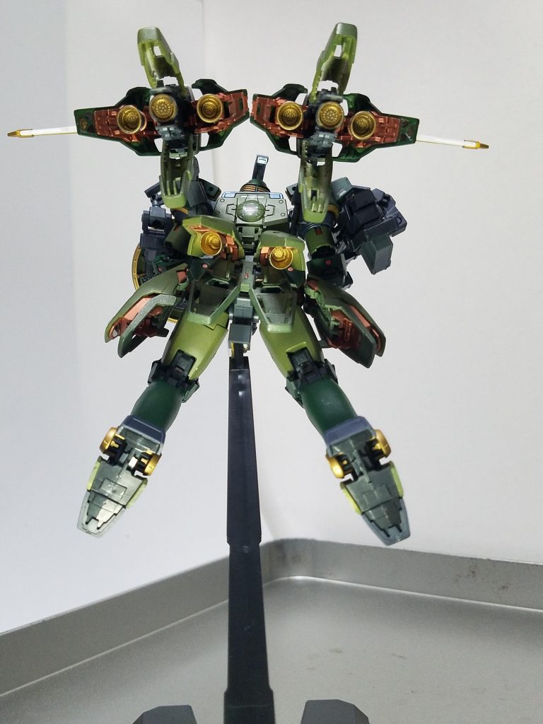 下にせんべいの缶(蓋)を置き照明の反射をさせ、懐中電灯で照して撮影。