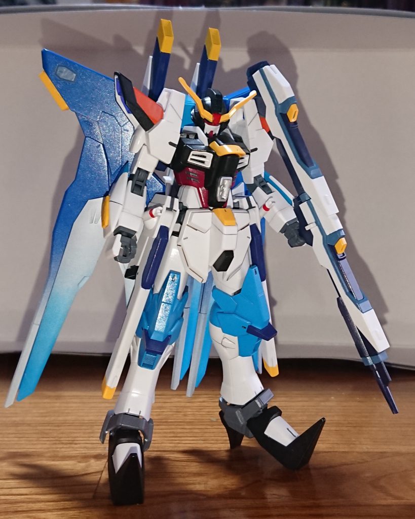 特段改造はないのですがアメイジングストフリのバックパックにストライクフリーダムの羽が刺さるようドリルでΦ2.5→Φ4.0へ拡大してます。

ロングビームライフルはビームランチャーってことにしたかったのでバズーカよろしく肩に担いでます。