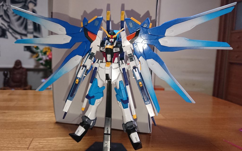 羽は缶スプレーでグラデ塗装近くで見ちゃうと少し粗いですが缶でも意外とキレイにできますのねw

もっと精進します。