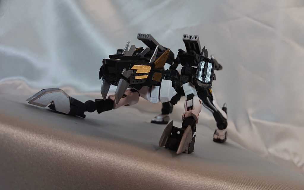 牙や爪も武器として機能。四脚故に前からの投影面積も小さくなるかなぁと思います。