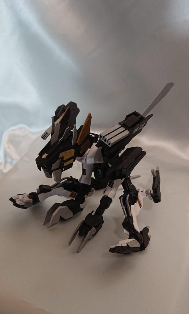 可動範囲の広さ故にお座りに近いポーズもとれます。