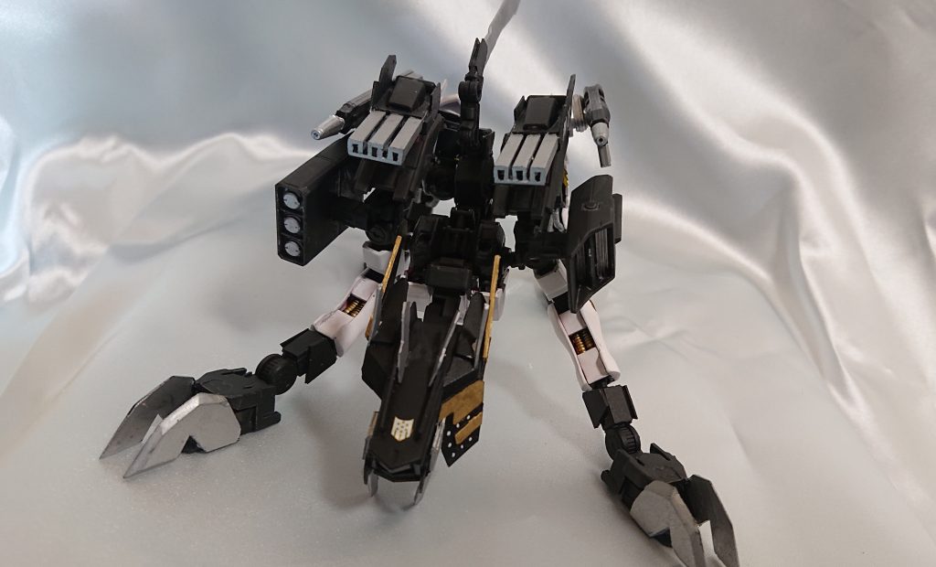 機関銃は前も向けれます。低く身構えポーズも難なくとれます