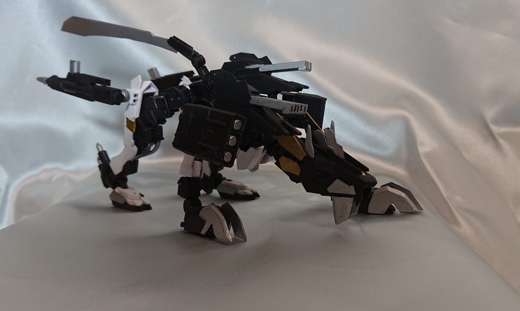 ガンダムフレームの広い可動範囲のおかげで獣らしい動きはほぼほぼできます。ガンダムフレーム自体は腕を3cmほど延長して太股にバルバドス第6形態付属の「背中にメイス付ける用パーツ」をつけ取り付け角を変えたのみです。