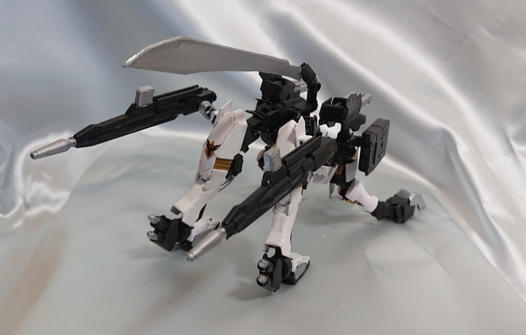 バクラザン家の紋章かっこよいと思います>^_^<尻尾が格闘用ソード、機関銃2つ、両足に2連パイルとなっています。