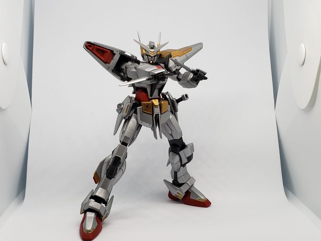 素シロガネアカツキ
・腰アーマーにポケットを増設、アーマーシュナイダーを装備可能となった。ビームを使用しない敵への緊急対処を目的としている
・ヤタノカガミは反射、吸収性を向上させた「マフツノカガミ」へと強化。
黄金から白銀へと変化している。