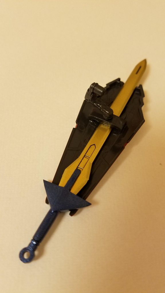 盾の裏はこんな感じです。
ちなみにフェネクスの使用しなかったシールドにF91のヴェスパーの接続部品を加工してバルバトスの腕の穴に入るようにしました。剣は見たまんまのバエルソードですw