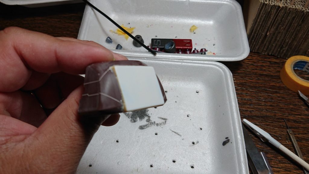 水流ジェットエンジンを撤去し、エポパテとプラ板でバックパック取付け台座を作りました。
※5/9までにあまり時間が取れなかったので、やっつけ改修です。