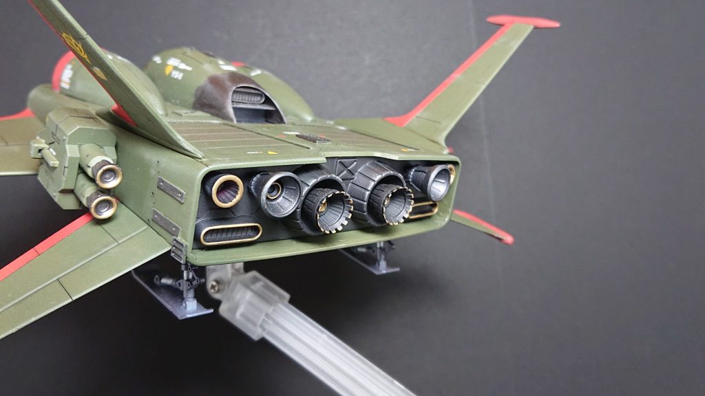 直線番長なロケットバーニアノズル。ドッグファイト時は両サイドの扁平スラスターを主に使用して、旋回性能を引き出す。