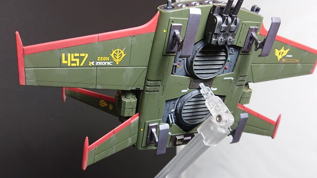 下部のホバークラフト機構は、ベースジャバーUCver.大気圏仕様からカットしてインストール。ドダイのVTOL機能を裏付けられました。
着艦用のスキッド(脚)は、ベースジャバーから流用。格納式にするまでの技術がアリマセン！出しっぱです…

その他、ディテールパーツはプラ板切り出しとジャンクパーツを適当に配置。



さぁ、載せますよ！