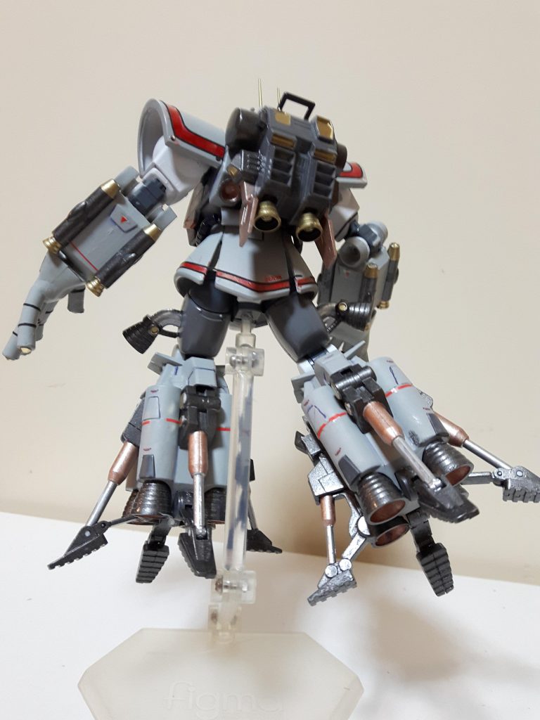 手足の関節も旧キットにミキシングして稼働するようにしています。