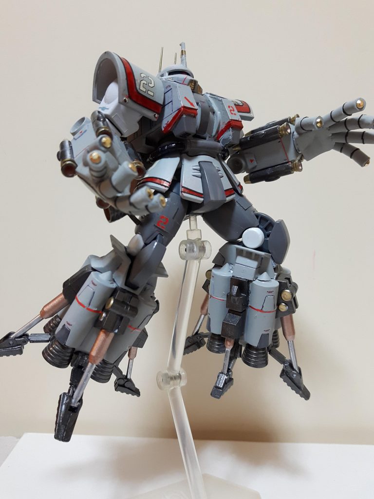 脚部分は旧キットだと真ん中は着陸脚なんですけど分割して８本脚のタコザクさんにしてあります。