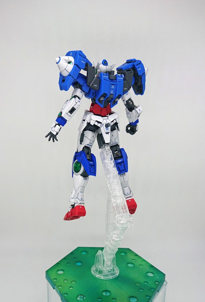 【ベース機 後】
ツインドライヴシステムがあるので、後ろ姿はダブルオー寄りです。
バックパック上部と腰中央部に接続部を設けています。
ここからがスタート、どんどん武装を追加して行きます(о´∀`о)ノ